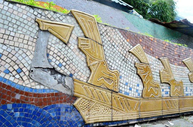 Hiện, nhiều đoạn tường vẫn tiếp tục có dấu hiệu bong tróc mới.