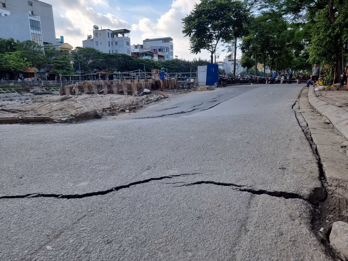 Mặt đường Vũ Tông Phan xuất hiện vết nứt kéo dài sau khi bị sụt lún.