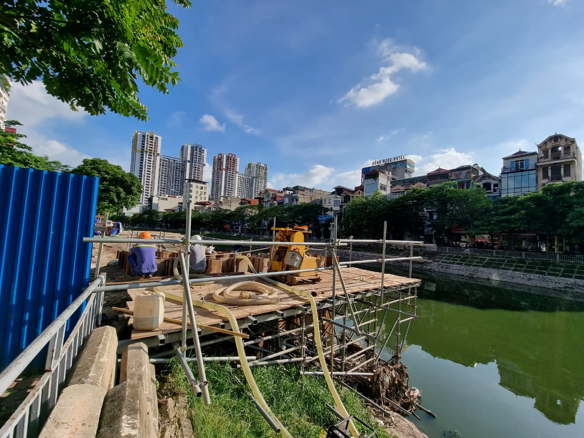 Nguyên nhân sự cố được cho là liên quan đến thi công hệ thống cống gom nước thải dọc sông Tô Lịch về Nhà máy xử lý nước thải Yên Xá.