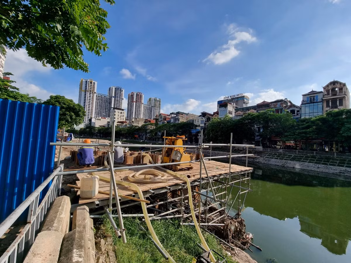 Nguyên nhân sự cố được cho là liên quan đến thi công hệ thống cống gom nước thải dọc sông Tô Lịch về Nhà máy xử lý nước thải Yên Xá.