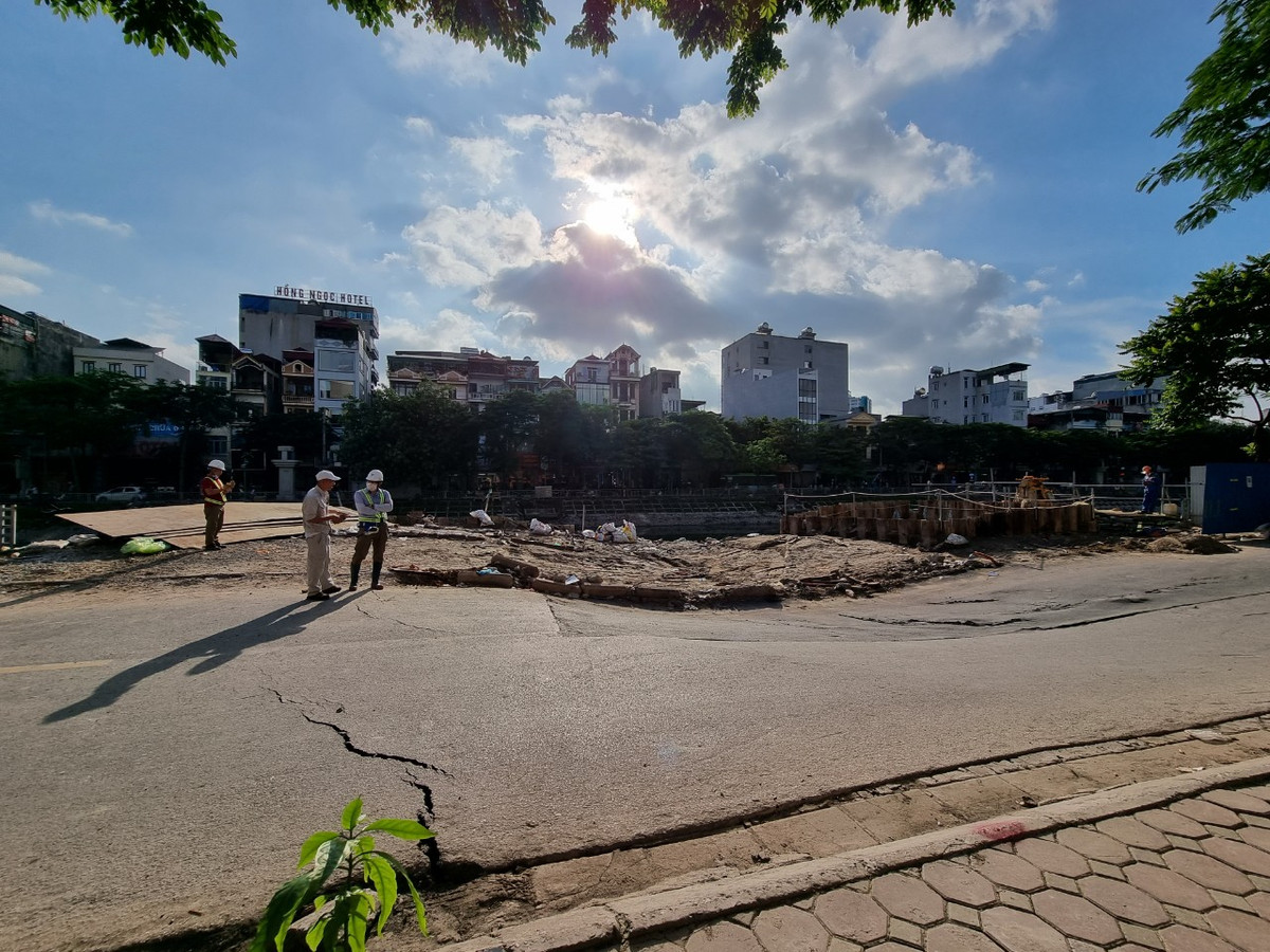 Hiện trường điểm sút lún tại số 413 phố Vũ Tông Phan. Ngay khi nhận được tin báo từ người dân trên địa bàn, lãnh đạo phường Khương Đình đã khẩn trương thành lập đoàn kiểm tra, phối hợp với Thanh tra giao thông quận Thanh Xuân lập biên bản đơn vị thi công và yêu cầu khắc phục sự cố trước 5 giờ sáng 15/6/2022. Cũng theo cán bộ phường Khương Đình, diện tích lún võng mặt đường Vũ Tông Phan rộng khoảng 23 m, điểm lún sâu nhất khoảng 1 m. Lực lượng chức năng đã rào chắn, cấm đường, hướng dẫn các phương tiện chủ động lưu thông theo hướng khác. Nguyên nhân sự cố đang được điều tra làm rõ.