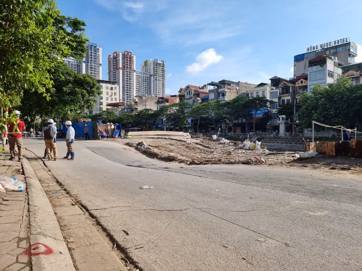 Toàn cảnh vị trí sụt lún trên đường Vũ Tông Phan. Hệ thống cống gom nước thải sông Tô Lịch dài 21 km, trong đó, có hơn 11 km đi ngầm, được khởi công vào tháng 5/2020. Theo thiết kế, hệ thống cống gom nước thải chạy dọc sông Tô Lịch sẽ dẫn nước thải về Nhà máy xử lý nước thải Yên Xá. Đây là một trong những dự án trọng điểm của thành phố, nhằm nâng cao môi trường sống, chất lượng sống của người dân Thủ đô, do Ban Quản lý Dự án đầu tư xây dựng công trình cấp nước, thoát nước và môi trường thành phố Hà Nội làm chủ đầu tư, đơn vị thi công là nhà thầu TEKKEN (Nhật Bản). *(Tiêu đề đã được BTV thay đổi)