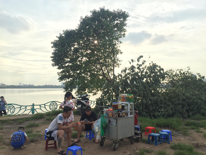 Những người bán hàng rong quanh khu vực gốc "cây cô đơn" lo lắng rằng không thể bán được hàng nữa vì khi cây bị chặt hạ thì người dân cũng sẽ ít đến tham quan và uống nước hơn.