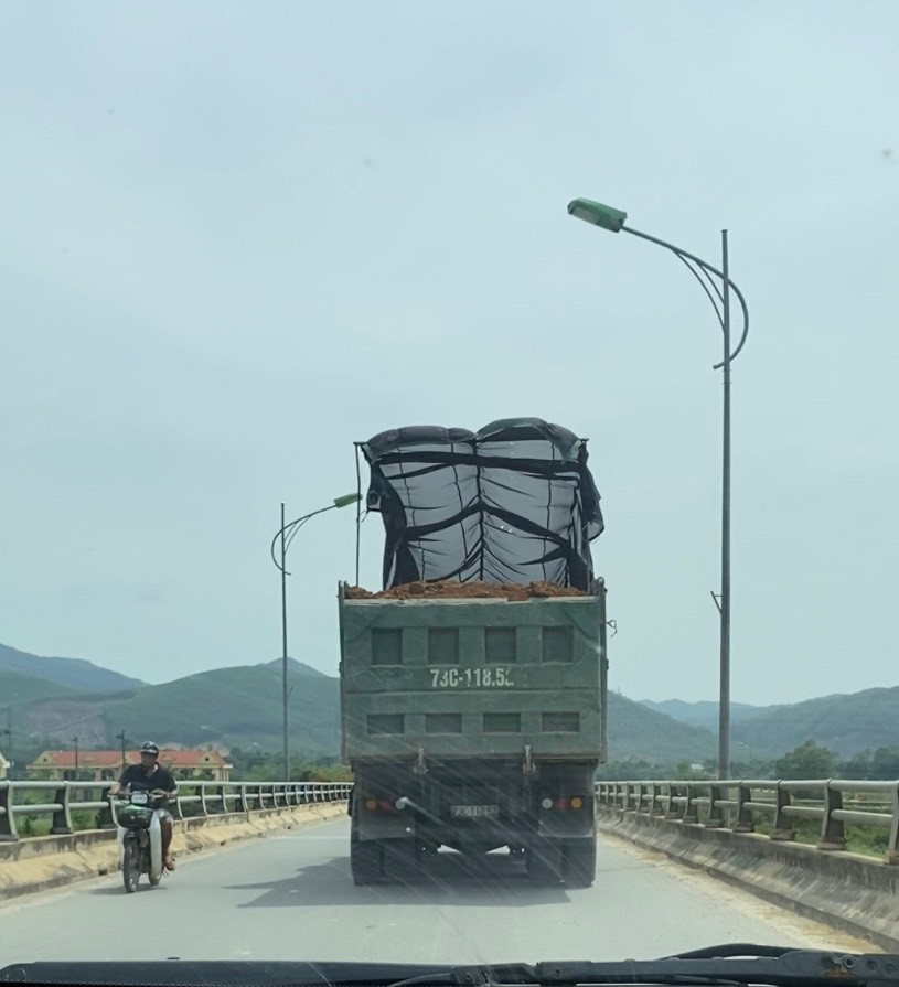 Quảng Bình: Nghi vấn xe tải cty An Bình Phát ngang nhiên chở quá tải, "cày" nát đường Quang Binh: Nghi van xe tai cty An Binh Phat ngang nhien cho qua tai,