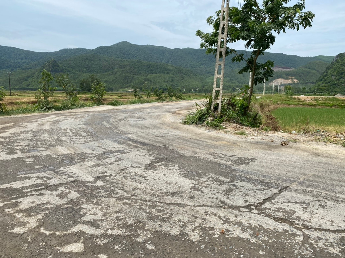 Quảng Bình: Nghi vấn xe tải cty An Bình Phát ngang nhiên chở quá tải, "cày" nát đường - Hình 4 Quang Binh: Nghi van xe tai cty An Binh Phat ngang nhien cho qua tai,
