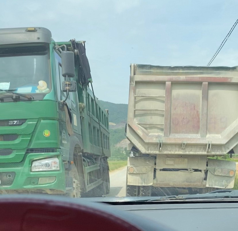 Quảng Bình: Nghi vấn xe tải cty An Bình Phát ngang nhiên chở quá tải, "cày" nát đường - Hình 5 Quang Binh: Nghi van xe tai cty An Binh Phat ngang nhien cho qua tai,