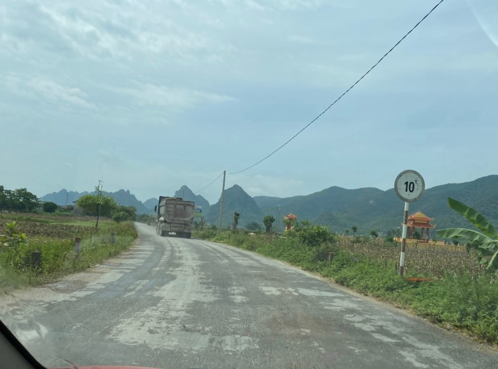 Quảng Bình: Nghi vấn xe tải cty An Bình Phát ngang nhiên chở quá tải, "cày" nát đường - Hình 2 Quang Binh: Nghi van xe tai cty An Binh Phat ngang nhien cho qua tai,