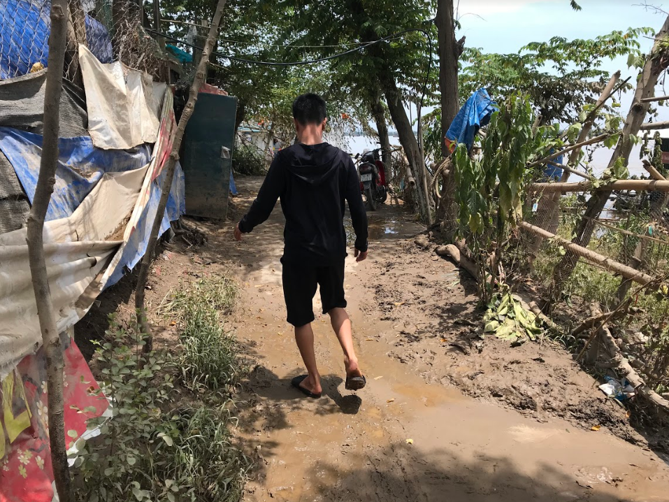 "Trận mưa lớn mấy ngày trước khiến nhà anh bị ngập sâu lắm, giờ nhà anh nát toang hết phải đi ở tạm nhà hàng xóm" - Anh S. (cư dân bãi giữa sông Hồng) chia sẻ.