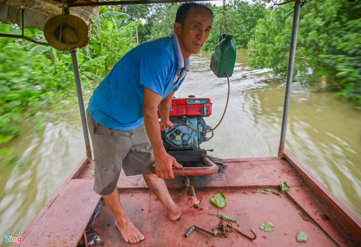 Ông Bo (người lái đò) cho biết: "Đoạn đường này nếu ngập nước thì rất nguy hiểm vì sâu và nhiều cọc, đá bên dưới do vậy đa số người dân chọn đường đi lên cầu Long Biên, trừ những người kinh doanh buôn bán phải chở nặng thì họ sẽ đi đò".