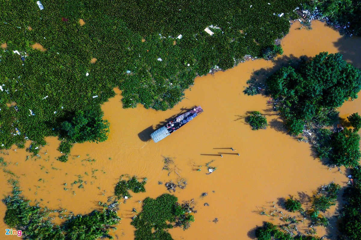 Đoạn đường đất dài khoảng 200 m ngày thường chỉ mất khoảng 5 phút đi xe máy thì nay người dân phải mất 15-20 phút tính cả thời gian chờ đò.