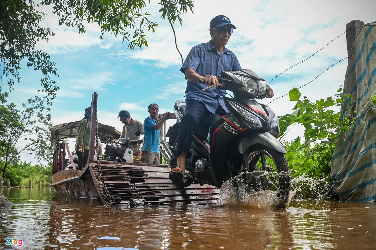 Trung bình mỗi chuyến đò, ông Bo chở được tối đa 5 xe máy và khoảng 10 người. Mỗi lượt người và xe đi đò giúp ông kiếm được 20.000 đồng. "Việc lái đò chở khách ngày nước dâng cao là việcc chúng tôi làm hàng năm, chủ yếu là hàng xóm trong khu này, thi thoảng lắm mới có người ngoài vào đây khi ngập", ông Bo nói thêm.