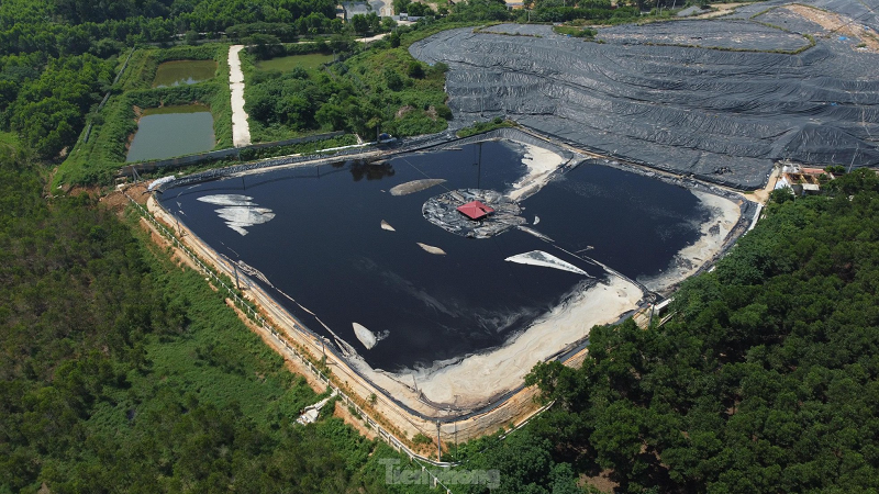 Bởi vậy, nếu cứ tiếp tục nhận rác, bãi rác Xuân Sơn sẽ chắc chắn xảy ra sự cố tràn nước rác ra môi trường, ảnh hưởng trực tiếp đến đời sống của các hộ dân xung quanh.