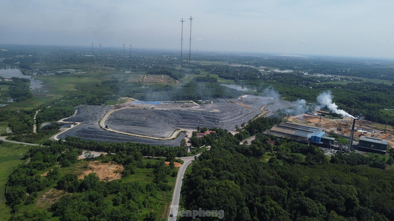 Được biết, nhiệm vụ của bãi rác Xuân Sơn là tiếp nhận rác từ 12 huyện gồm: Ba Vì, Chương Mỹ, Đan Phượng, Hoài Đức, Mỹ Đức, Phúc Thọ, Phú Xuyên, Quốc Oai, Thạch Thất, Thanh Oai, Thường Tín, Ứng Hòa và thị xã Sơn Tây. Theo đó, khối lượng rác mỗi ngày được đưa vào đây khoảng 1.500 đến 1.750 tấn/ngày, trong đó chôn lấp khoảng hơn 1.400 tấn, còn lại xử lý đốt.