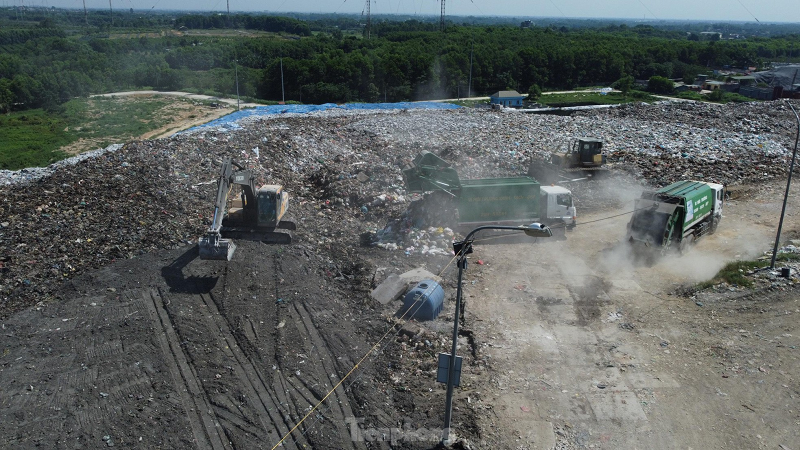 Theo ghi nhận của PV sáng ngày 27/6, nhiều xe rác vẫn ra vào, hoạt động bình thường tại khu xử lý rác thải Xuân Sơn.