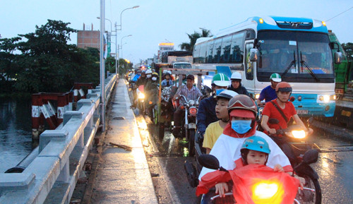 Cầu An Lộc, nơi xảy ra vụ tai nạn thương tâm.