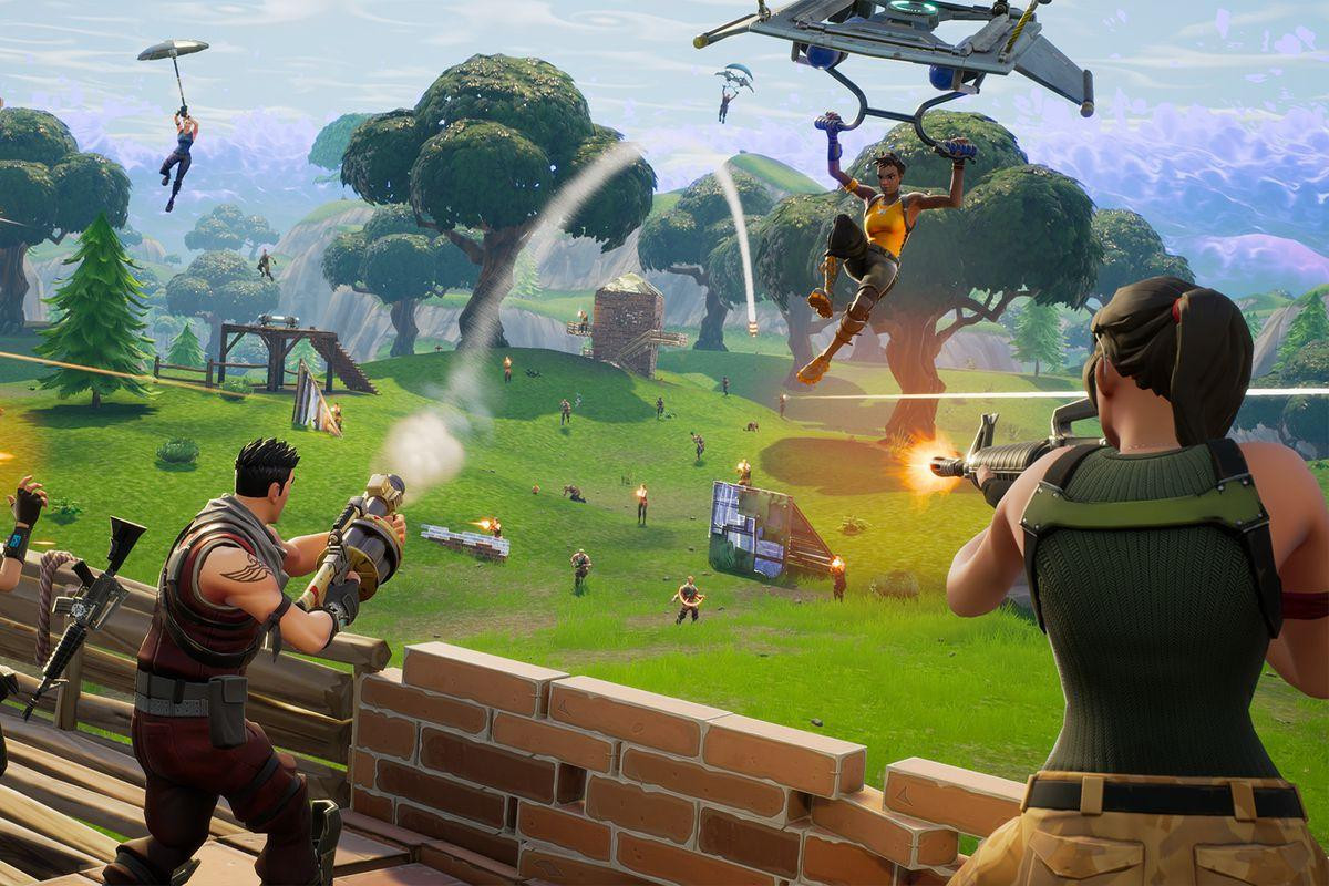 1. Fortnite. Đây là một tựa game rất nổi tiếng trên cả nền tảng PC lẫn di đông. Là một game mang phong cách đấu trường sinh tồn, với tính thẩm mỹ rất cao, mang hơi hướng đồ họa của những trò chơi điện tử kinh điển. Với cách thức tiếp cận người chơi gần gũi và các bản cập nhập về vũ khí, nhiệm vụ, chế độ chơi mới hàng tuần... Không có gì lạ khi Fortnite đang là một game iPhone hot hơn bao giờ hết. Phiên bản di động thậm chí còn cho phép chuyển đổi các vật phẩm của người chơi từ bảng điều khiển và phiên bản PC. 