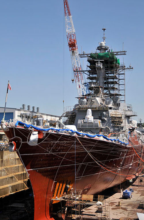 Tàu khu trục USS Lassen (DDG-82) thuộc lớp Arleigh Burke Flight IIA được chế tạo tại nhà máy Igalls Shipbuilding từ tháng 8/1998 tới tháng 10/1999 được hạ thủy, chính thức biên chế tháng 4/2001. Nó có lượng giãn nước toàn tải tới 9.200 tấn, dài 155,30m, rộng 20m, mớn nước 9,4m.