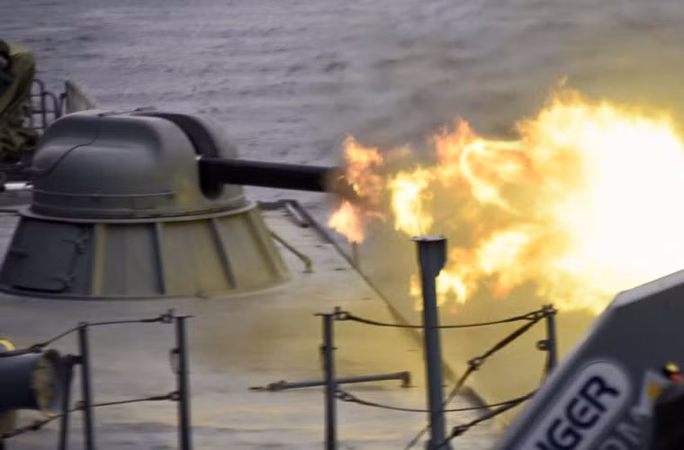 Tổ hợp pháo phòng không AK-630 CIWS khai hỏa dữ dội.