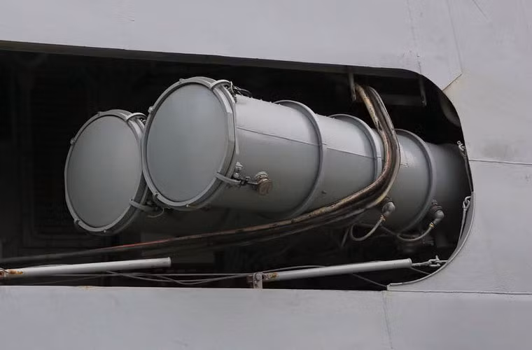 Hệ thống phóng ngư lôi hạng nặng 533mm trên tàu chiến Project 11356M Grigorovich trước khi khai hỏa.