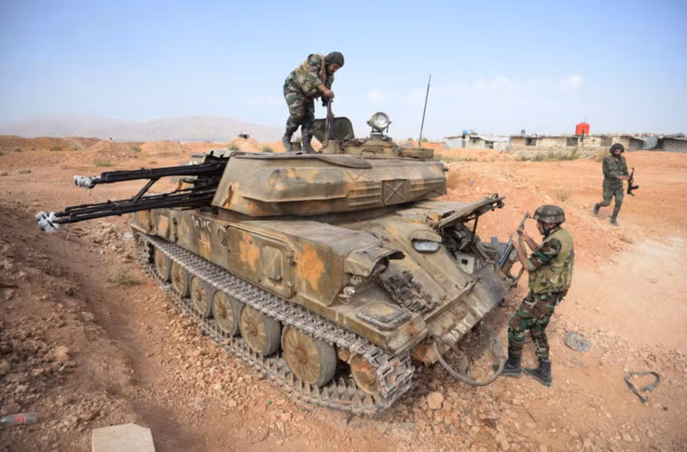 Pháo phòng không tự hành ZSU-23-4 của Quân đội Syria hạ nòng bắn mục tiêu mặt đất ở một ngôi làng ngoại vi Aleppo.