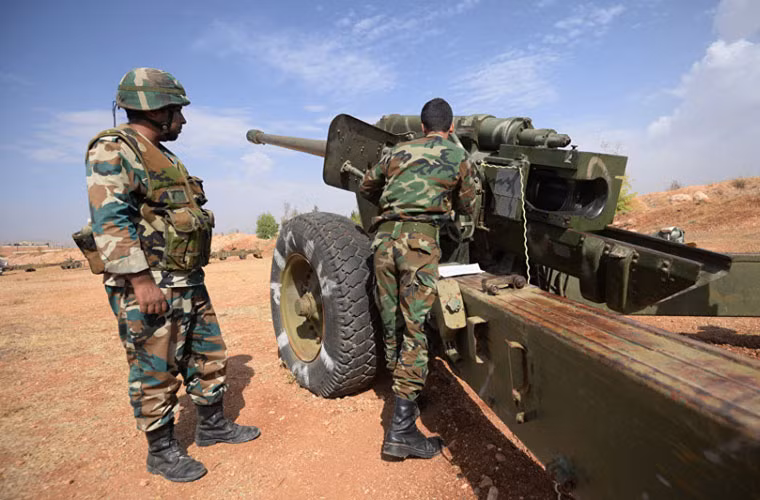 Pháo hạng nặng M46 130mm của Quân đội Syria hướng thẳng về mục tiêu phiến quân ở Aleppo.