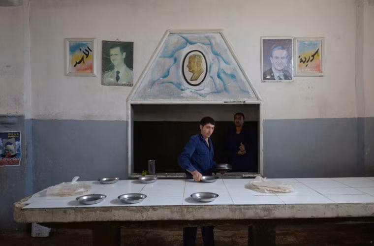 Binh sĩ hậu cần đang chuẩn bị bữa ăn cho binh lính tham gia chiến dịch phản công tái chiếm Aleppo.