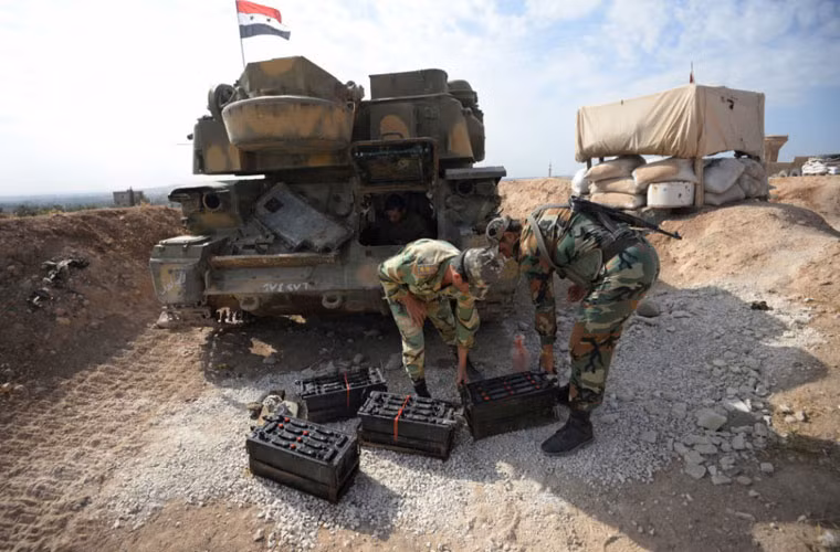 Các binh sĩ Syria đang chuẩn bị đạn pháo 23mm cho pháo ZSU-23-4 trước giờ khai màn trận đánh mới.