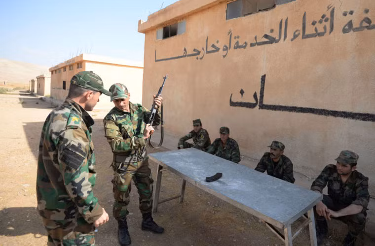 Huấn luyện sử dụng súng trường cho các tân binh.