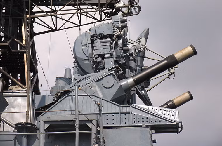 Và hai bệ chiến đấu tổ hợp phòng không cao tốc Kashtan được trang bị pháo 30mm và 8 đạn tên lửa phòng không 9M311 cho khả năng tiêu diệt máy bay địch ở cự ly 1.500-8.000m.