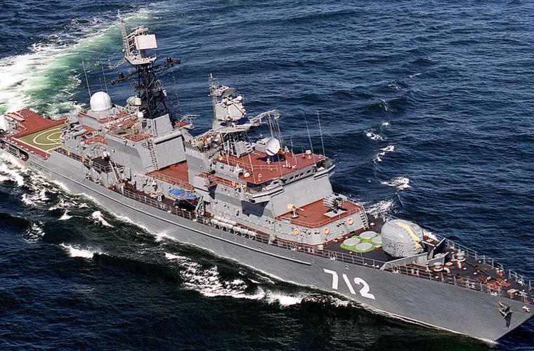 Neustrashimyy (712) là chiếc đầu tiên thuộc lớp tàu hộ vệ Project 11540 Yastreb được thiết kế từ cuối thời Liên Xô cho nhiệm vụ săn tìm tàu ngầm. Lớp tàu này được tích hợp công nghệ tàng hình và đặc biệt là hệ thống sonar tích hợp Zvezda-1. Neustrashimyy có lượng giãn nước toàn tải 4.400 tấn, dài 129m, rộng 15,6m, mớn nước 5,6m.