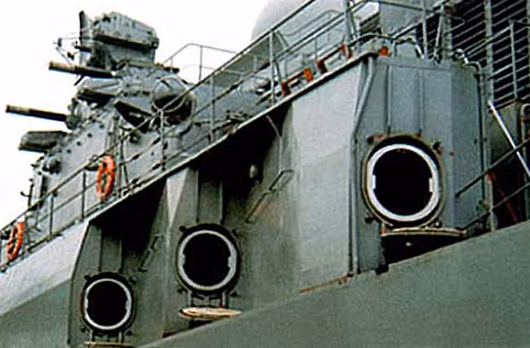 Được thiết kế cho nhiệm vụ chống tàu ngầm, nên hỏa lực săn tìm phương tiện dưới mặt nước của lớp tàu Neustrashimyy rất mạnh mẽ. Ảnh: Ba trong 6 ống phóng ngư lôi 533mm tích hợp trong thượng tầng tàu, có thể phóng ngư lôi hạng nặng Type 53, tên lửa chống ngầm RPK-2 Vyuga (tầm bắn 35-45km, mang đầu đạn là ngư lôi 533mm) và RPK-6 Vodopad (tầm bắn 100km, mang ngư lôi 400mm).