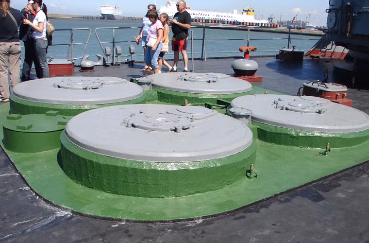 Hỏa lực phòng không của lớp tàu chiến Neustrashimyy hiện diện ở Syria gồm tổ hợp tên lửa 3K95 Kinzhal (NATO gọi là SA-N-9) với 6 module ống phóng (chứa 32 đạn tên lửa). Hệ thống có khả năng tiêu diệt mục tiêu trên không ở cự ly 1,5-12km, độ cao 10-6.000m, thời gian phản ứng chỉ trong vòng 8-24 giây.