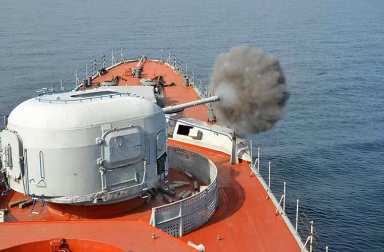 Ngoài ra, hỏa lực của tàu còn có pháo hạm AK-100 đạt tầm bắn 21,5km, có thể chống mục tiêu trên không, trên mặt biển và ven bờ.