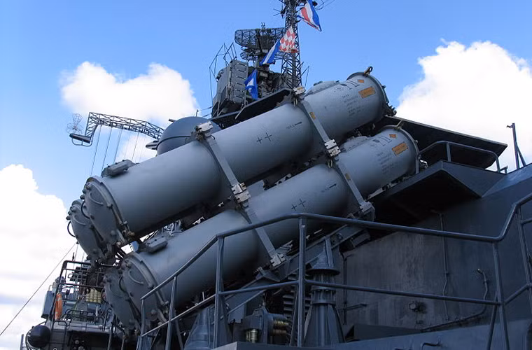 Tàu hộ vệ Project 11540 cũng được thiết kế trang bị tổ hợp tên lửa chống hạm Uran, nhưng nó chỉ tồn tại trên chiếc thứ 2 thuộc lớp tàu mang tên Yaroslav Mudry.