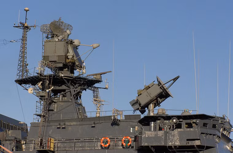 Cận cảnh các hệ thống radar trinh sát, điều khiển hỏa lực trên tàu chiến Neustrashimyy.