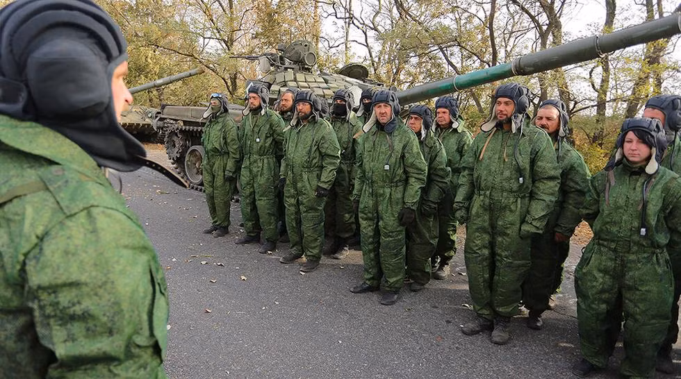 Tuy nhiên, kíp lái xe tăng có tuổi đời cao, thậm chí bao gồm cả nữ giới. Điều này gây ảnh hưởng không nhỏ tới khả năng tác chiến.