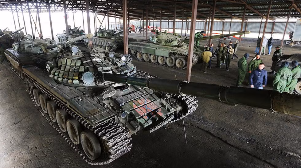 Loạt ảnh cho thấy quân ly khai Ukraine bước đầu xây dựng lực lượng xe tăng khá mạnh, có thể số lượng không ngang bằng Quân đội Ukraine nhưng chất lượng xe tăng, sức mạnh tăng là tương đương.