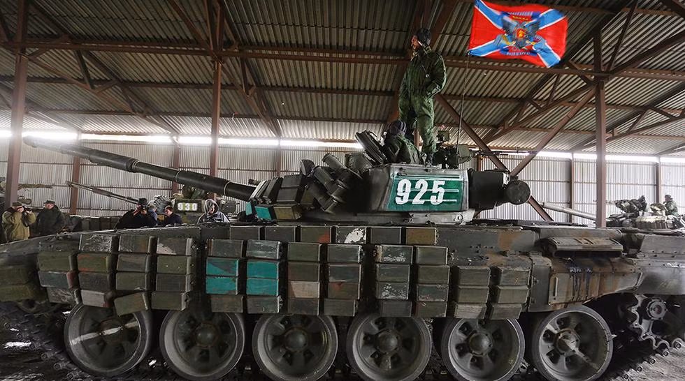 Xe tăng T-72, T-64 của quân ly khai tập trung trong nhà xưởng.