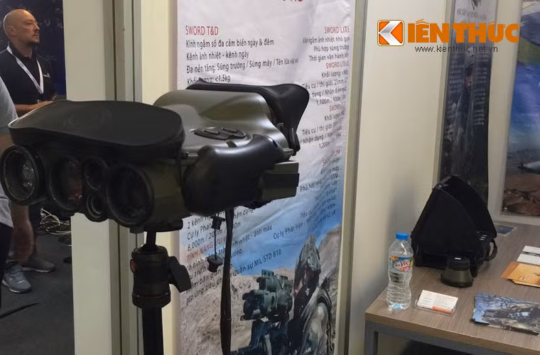 Trong ảnh là khí tài nhìn đêm ảnh nhiệt đa cảm biến JIM – một trong những thiết bị trinh sát quang điện tử cao cấp nhất của SAFRAN. Nó được tích hợp hàng loạt cảm biến gồm: nhìn đêm ảnh nhiệt; camera ngày; đo xa laser; la bàn điện từ; GPS…