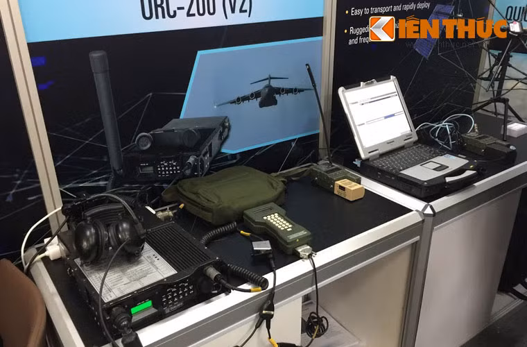 Còn đây là khí tài liên lạc, định vị cá nhân dành cho quân đội được Tập đoàn General Dynamics của Mỹ lần đầu được đưa tới Hà Nội triển lãm.