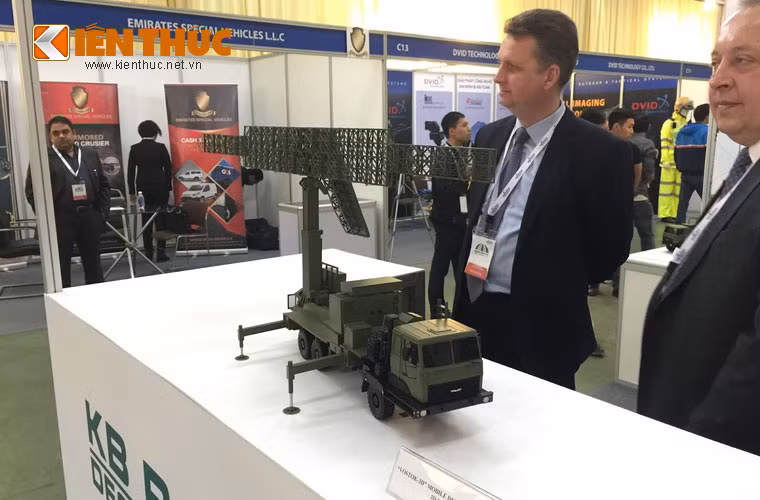 KB Radar tham gia HSE 2016 với ba hệ thống radar cảnh giới, tác chiến điện tử cực kỳ hiện đại. Trong ảnh là đài cảnh giới tầm xa Vostok-3D được KB Radar lần đầu giới thiệu tại Hà Nội.