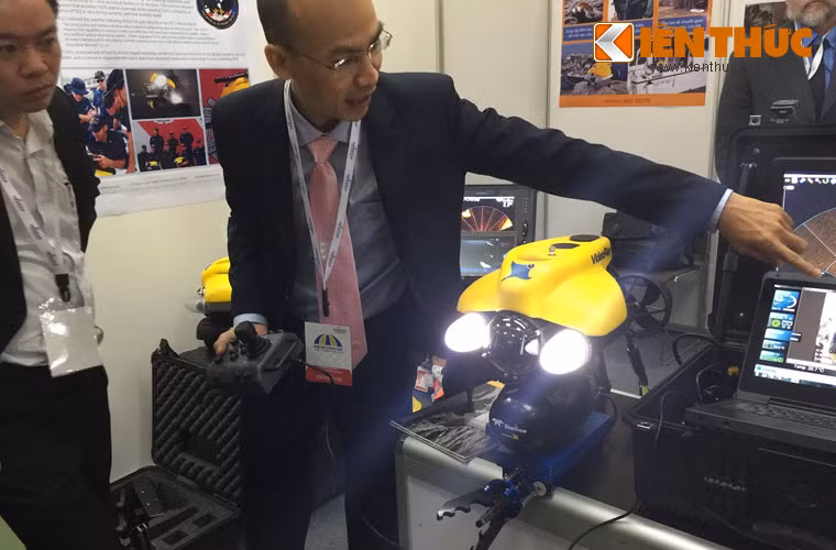 Đại diện nhà phân phối Việt Nam – Công ty Khoa học và Kỹ thuật REECO đang giới thiệu tới khách thăm quan cách thức vận hành hệ thống VideoRay ROV (hệ thống robot đa năng hoạt động dưới nước).