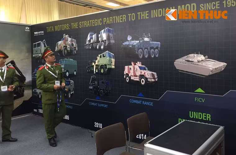 Gian trưng bày của Công ty Tata Motors (Ấn Độ) giới thiệu một số sản phẩm an ninh quốc phòng gồm các dòng xe vận tải đa nhiệm, xe bọc thép, khung bệ cơ sở hệ thống pháo - tên lửa, xe chiến đấu bộ binh, xe tăng hạng nhẹ...