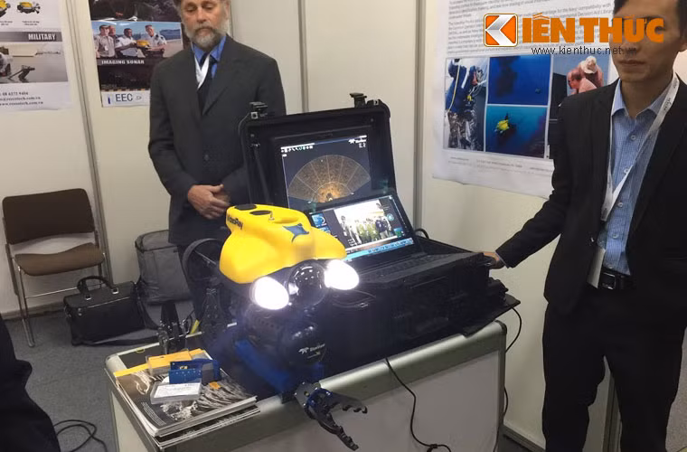 Một trong những sản phẩm an ninh-quốc phòng đáng chú ý nhất tại HSE 2016 chính là chú robot này do hãng VideoRay LLC có trụ sở tại Mỹ phát triển.