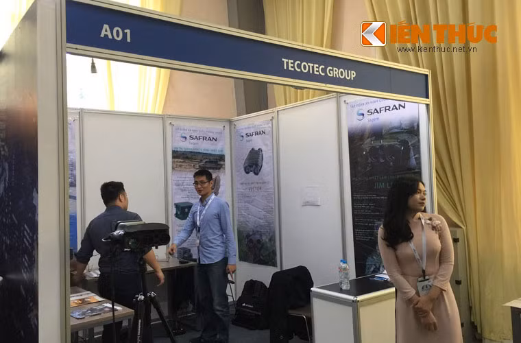 Gian trưng bày của Tập đoàn an ninh quốc phòng danh tiếng thuộc Cộng hòa Pháp – SAFRAN. Tại Hà Nội, SAFRAN có màn ra mắt ấn tượng với một loạt công nghệ trinh sát quang – điện tử có thể trang bị cho phòng không-không quân, cảnh sát biển, hải quân, pháo binh, bộ binh, tăng thiết giáp.