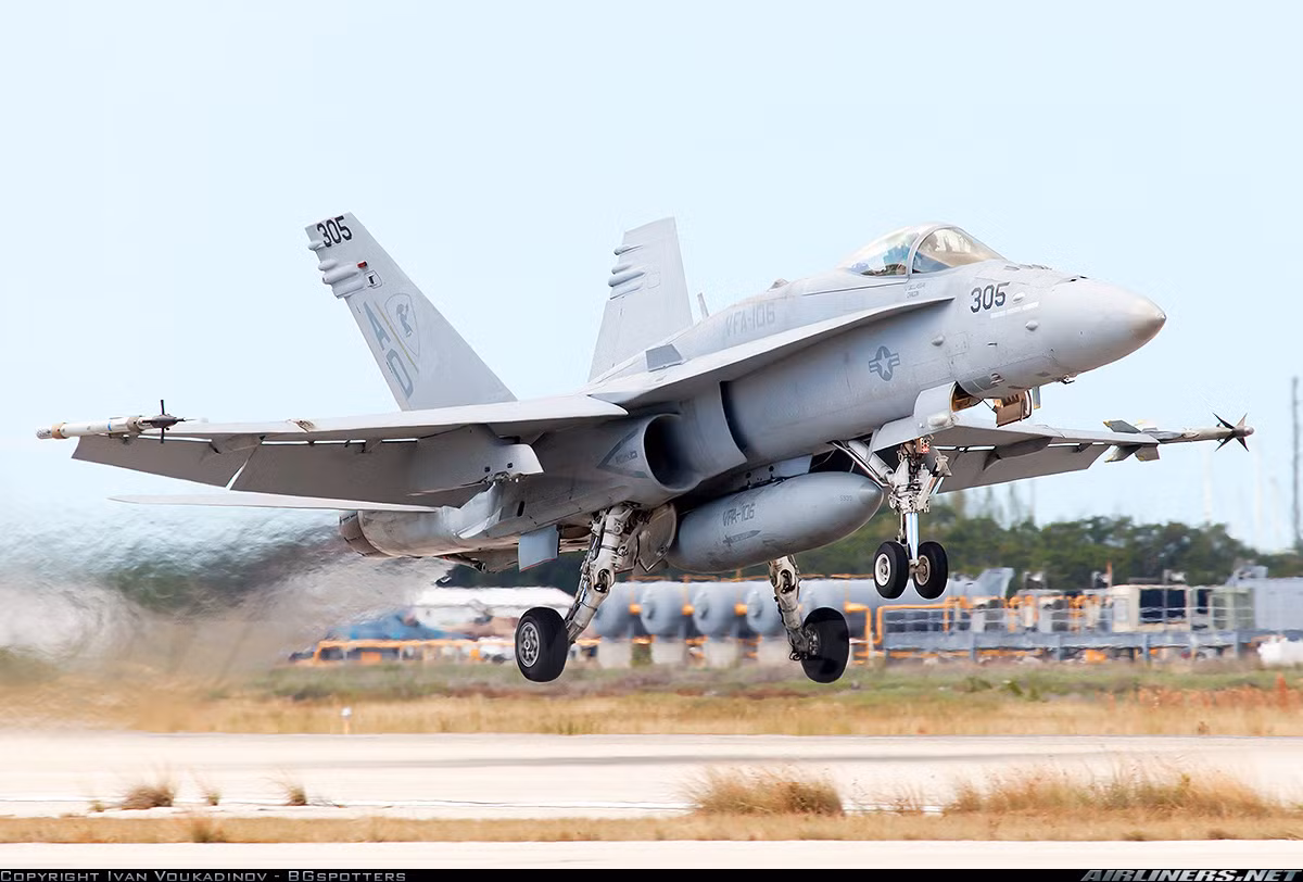 Tiêm kích F/A-18 có những tính năng khí động lực xuất sắc, chủ yếu nhờ vào các cánh nâng phía trước cánh (LEX). Các vai trò chủ yếu của loại máy bay này là hộ tống, bảo vệ hạm đội, chế áp lực lượng phòng không đối phương (SEAD), ngăn chặn tiếp tế trên không, hỗ trợ gần trên không và trinh sát.