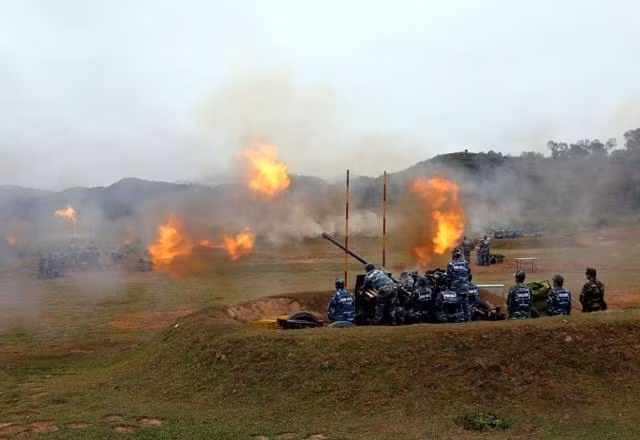 Đồng loạt các khẩu đội khạc đạn đan lưới trời.