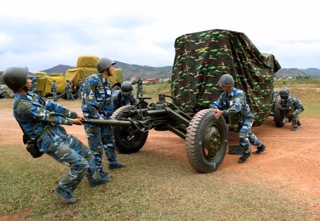 Cơ động pháo vào trận địa.