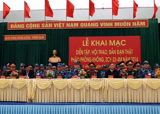 Các đại biểu dự lễ khai mạc diễn tập, hội thao, bắn đạn thật PPK, ZSU-23-4M, năm 2016.