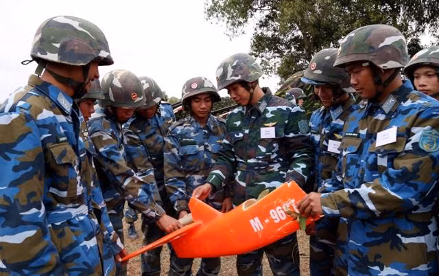 Niềm vui của các chiến sĩ sau khi bắn hạ mục tiêu.